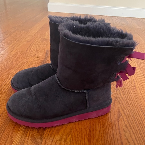 Girls UGG Boots Purple with Bailey Bows in the back, Size 4 - Picture 2 of 4